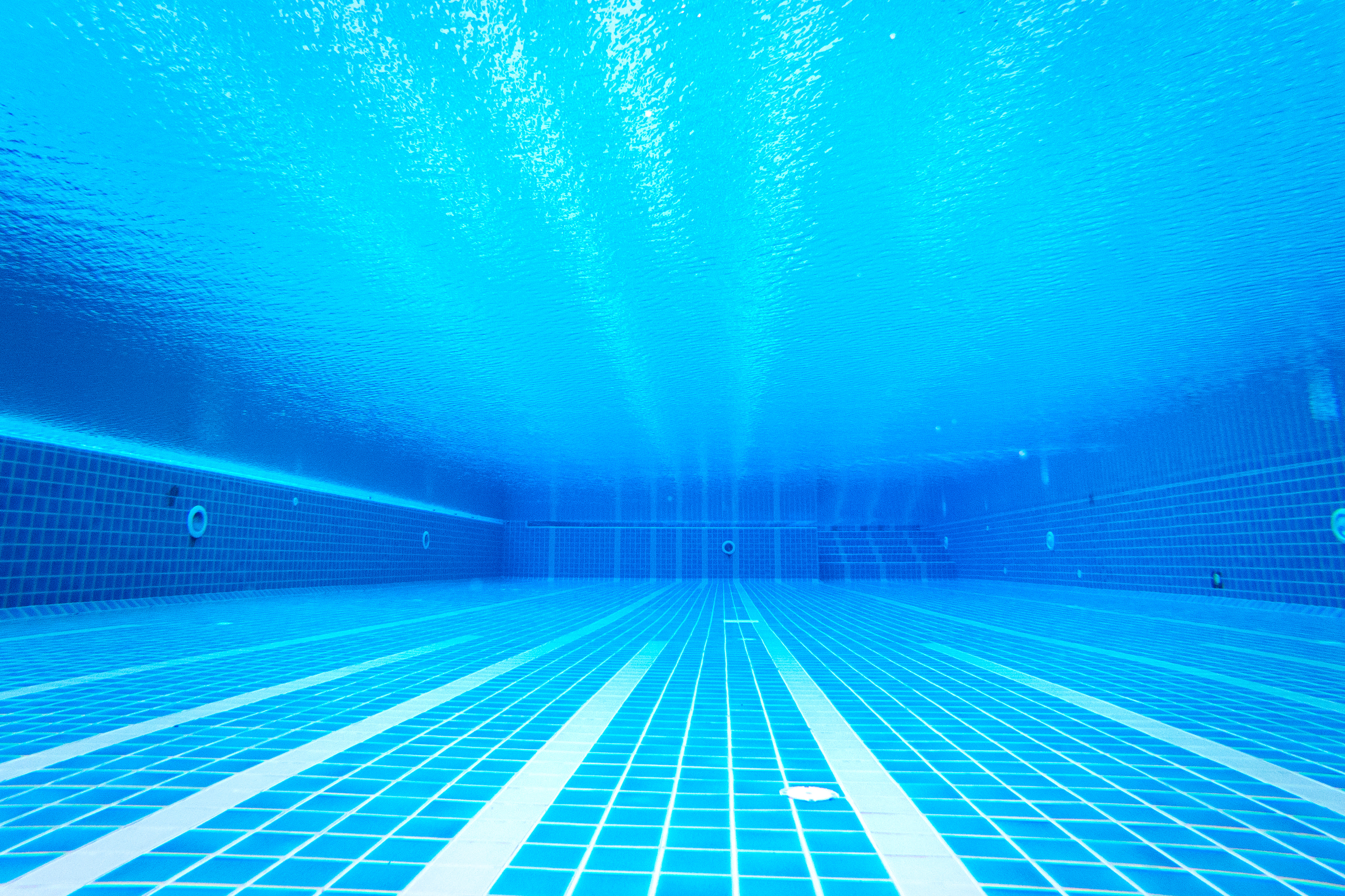 The underwater image of the swimming pool 